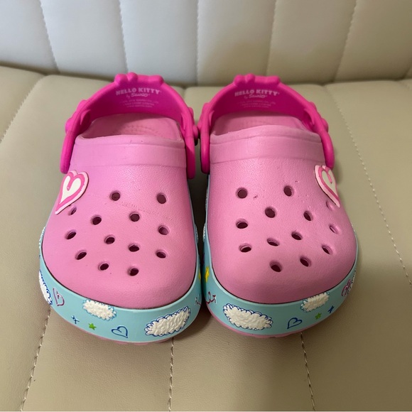 Hello Kitty x Crocs Girls Size 8/9 Classic
Clog Pink - Picture 2 of 6